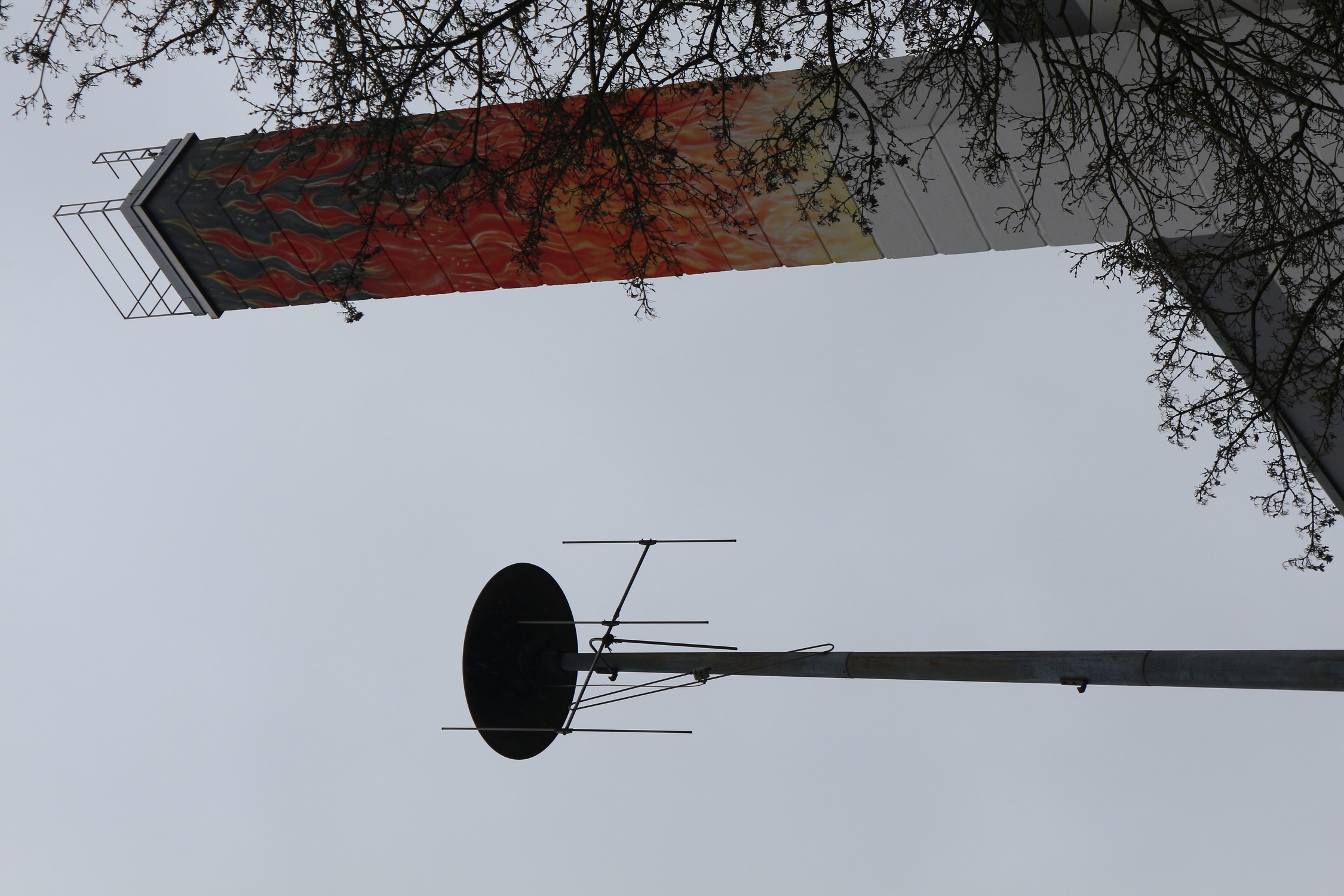 Sirene in der Kilianstädter Straße (Eichendorffanlage; auf einem Mast; mit Empfangsantenne für das Auslösesignal)